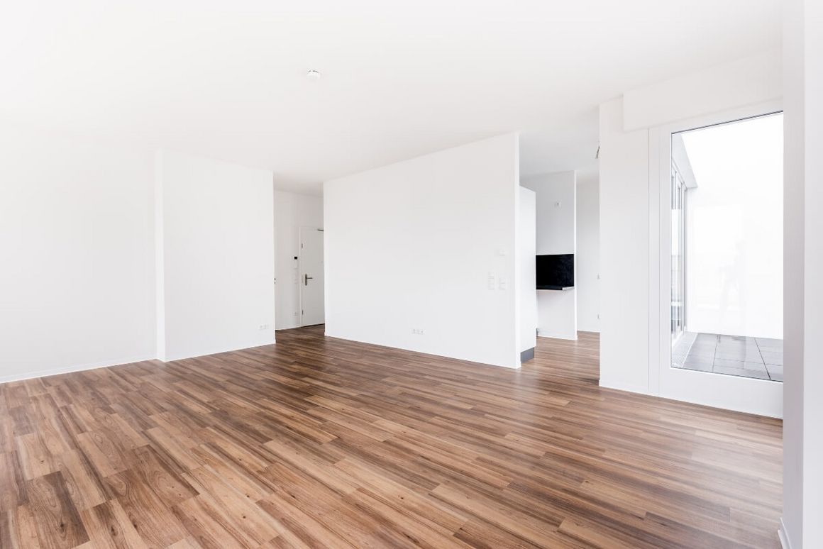 Leerer Wohnraum mit Parkettboden